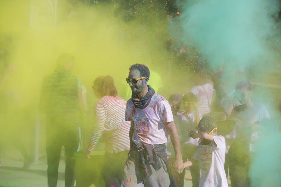 Han sido muchas las familias con niños que se han animado así a empezar el Día de Andalucía corriendo entre polvos de colores. En total, más de 4.000 personas