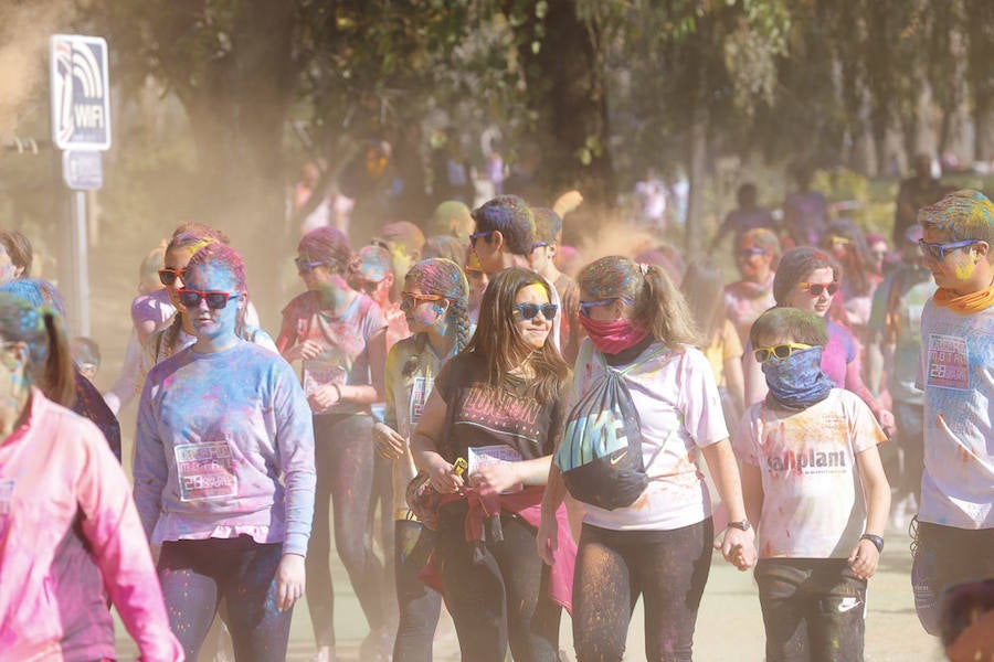 Han sido muchas las familias con niños que se han animado así a empezar el Día de Andalucía corriendo entre polvos de colores. En total, más de 4.000 personas