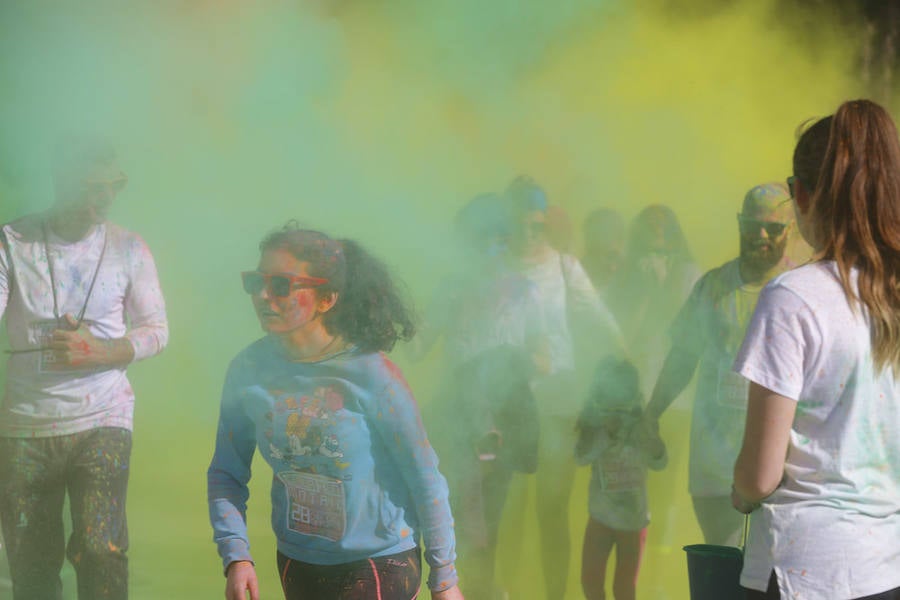 Han sido muchas las familias con niños que se han animado así a empezar el Día de Andalucía corriendo entre polvos de colores. En total, más de 4.000 personas