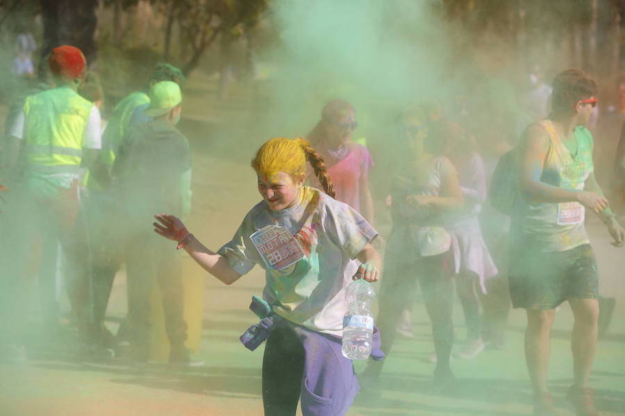 Han sido muchas las familias con niños que se han animado así a empezar el Día de Andalucía corriendo entre polvos de colores. En total, más de 4.000 personas