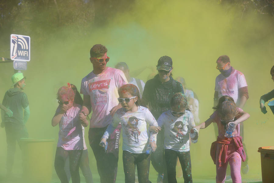 Han sido muchas las familias con niños que se han animado así a empezar el Día de Andalucía corriendo entre polvos de colores. En total, más de 4.000 personas