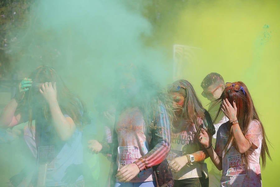 Han sido muchas las familias con niños que se han animado así a empezar el Día de Andalucía corriendo entre polvos de colores. En total, más de 4.000 personas