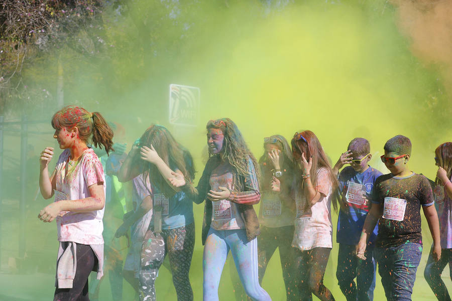 Han sido muchas las familias con niños que se han animado así a empezar el Día de Andalucía corriendo entre polvos de colores. En total, más de 4.000 personas