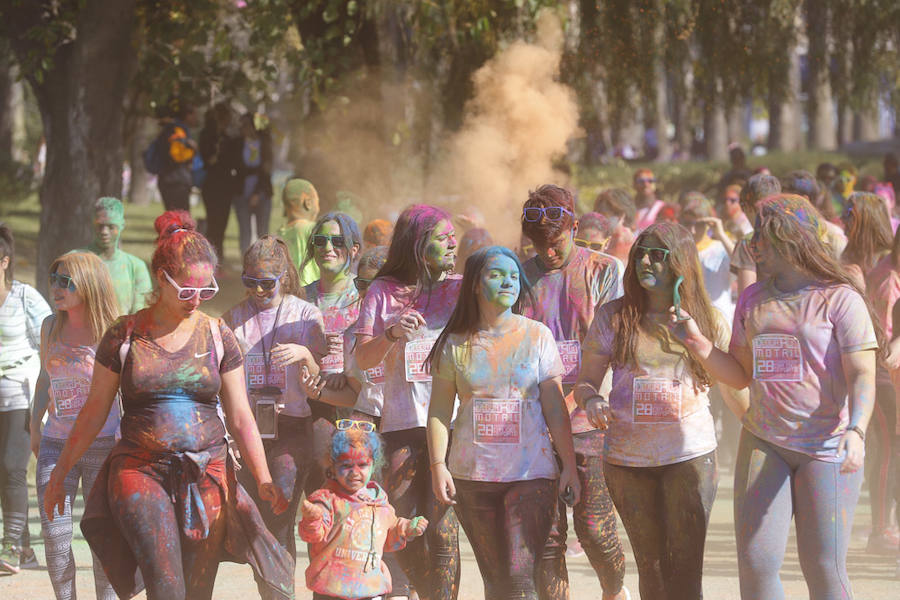 Han sido muchas las familias con niños que se han animado así a empezar el Día de Andalucía corriendo entre polvos de colores. En total, más de 4.000 personas