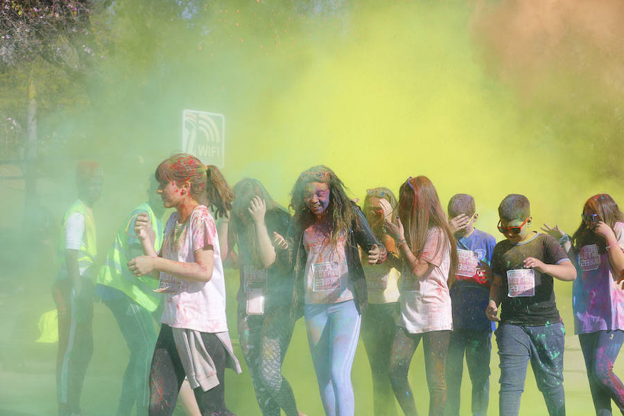 Han sido muchas las familias con niños que se han animado así a empezar el Día de Andalucía corriendo entre polvos de colores. En total, más de 4.000 personas