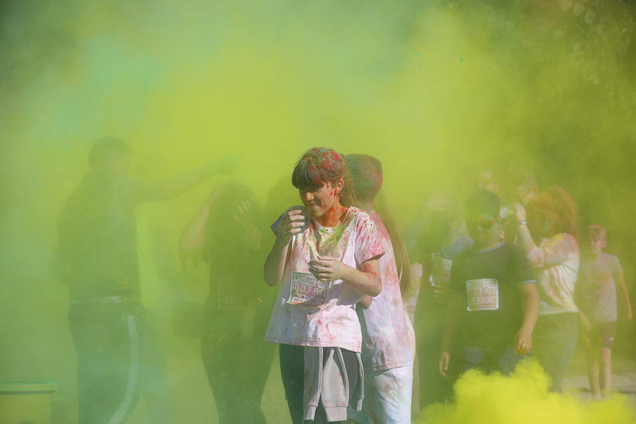 Han sido muchas las familias con niños que se han animado así a empezar el Día de Andalucía corriendo entre polvos de colores. En total, más de 4.000 personas