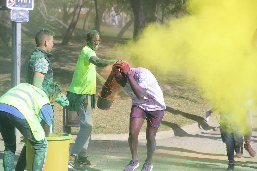 Han sido muchas las familias con niños que se han animado así a empezar el Día de Andalucía corriendo entre polvos de colores. En total, más de 4.000 personas