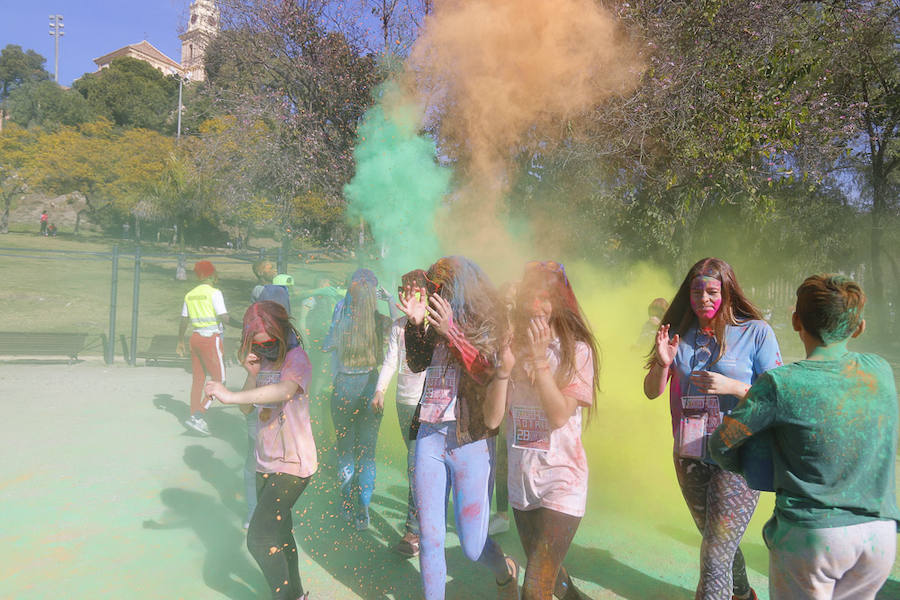 Han sido muchas las familias con niños que se han animado así a empezar el Día de Andalucía corriendo entre polvos de colores. En total, más de 4.000 personas