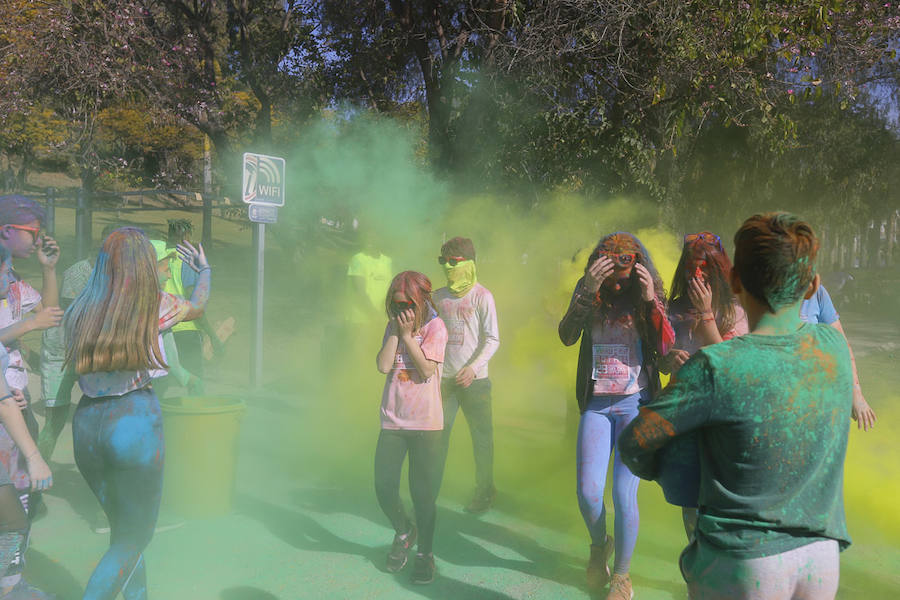 Han sido muchas las familias con niños que se han animado así a empezar el Día de Andalucía corriendo entre polvos de colores. En total, más de 4.000 personas