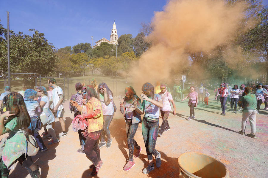 Han sido muchas las familias con niños que se han animado así a empezar el Día de Andalucía corriendo entre polvos de colores. En total, más de 4.000 personas