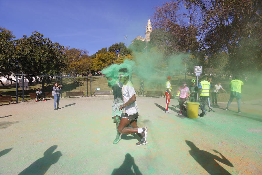 Han sido muchas las familias con niños que se han animado así a empezar el Día de Andalucía corriendo entre polvos de colores. En total, más de 4.000 personas