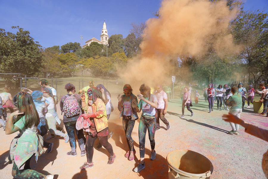 Han sido muchas las familias con niños que se han animado así a empezar el Día de Andalucía corriendo entre polvos de colores. En total, más de 4.000 personas