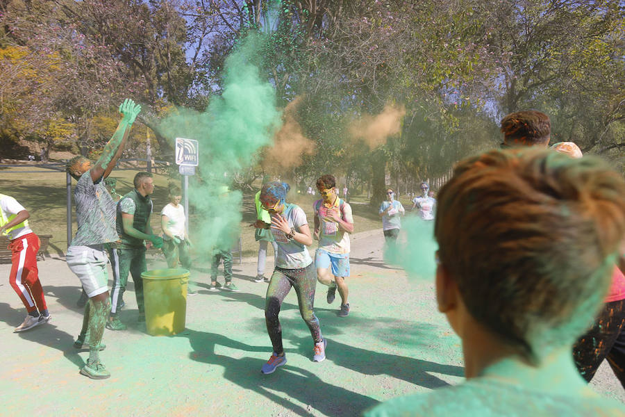 Han sido muchas las familias con niños que se han animado así a empezar el Día de Andalucía corriendo entre polvos de colores. En total, más de 4.000 personas