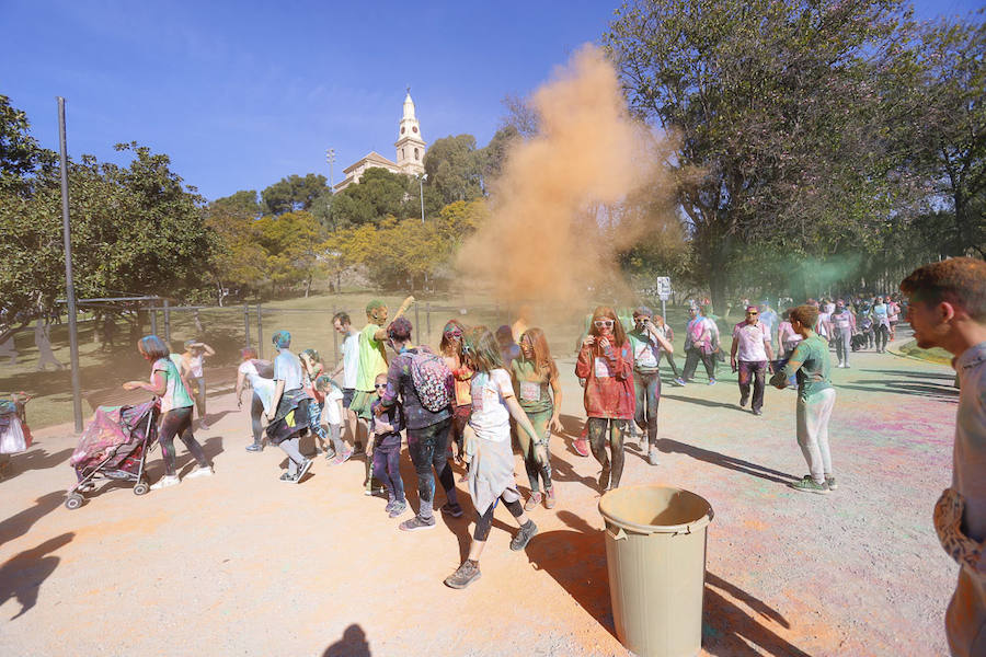 Han sido muchas las familias con niños que se han animado así a empezar el Día de Andalucía corriendo entre polvos de colores. En total, más de 4.000 personas