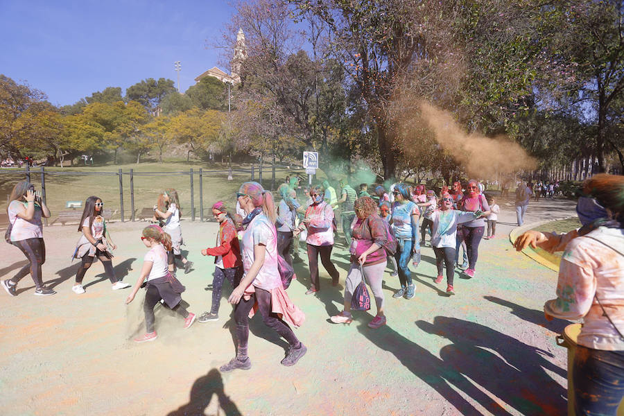 Han sido muchas las familias con niños que se han animado así a empezar el Día de Andalucía corriendo entre polvos de colores. En total, más de 4.000 personas