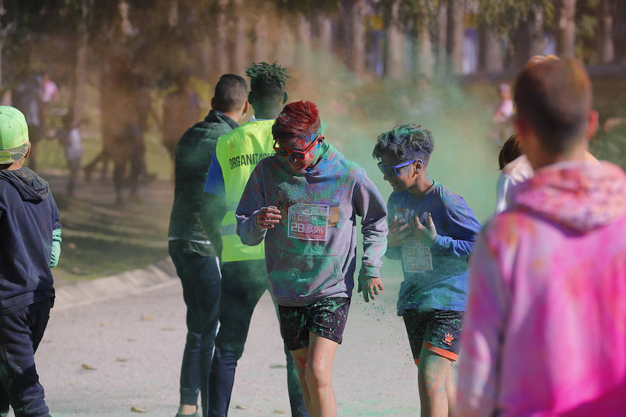 Han sido muchas las familias con niños que se han animado así a empezar el Día de Andalucía corriendo entre polvos de colores. En total, más de 4.000 personas