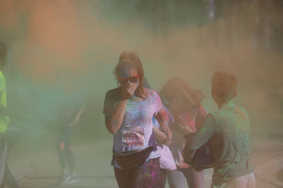 Han sido muchas las familias con niños que se han animado así a empezar el Día de Andalucía corriendo entre polvos de colores. En total, más de 4.000 personas