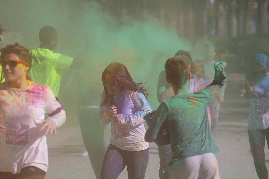 Han sido muchas las familias con niños que se han animado así a empezar el Día de Andalucía corriendo entre polvos de colores. En total, más de 4.000 personas