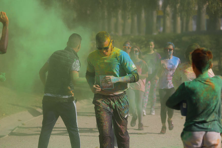 Han sido muchas las familias con niños que se han animado así a empezar el Día de Andalucía corriendo entre polvos de colores. En total, más de 4.000 personas