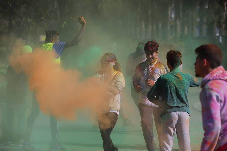 Han sido muchas las familias con niños que se han animado así a empezar el Día de Andalucía corriendo entre polvos de colores. En total, más de 4.000 personas