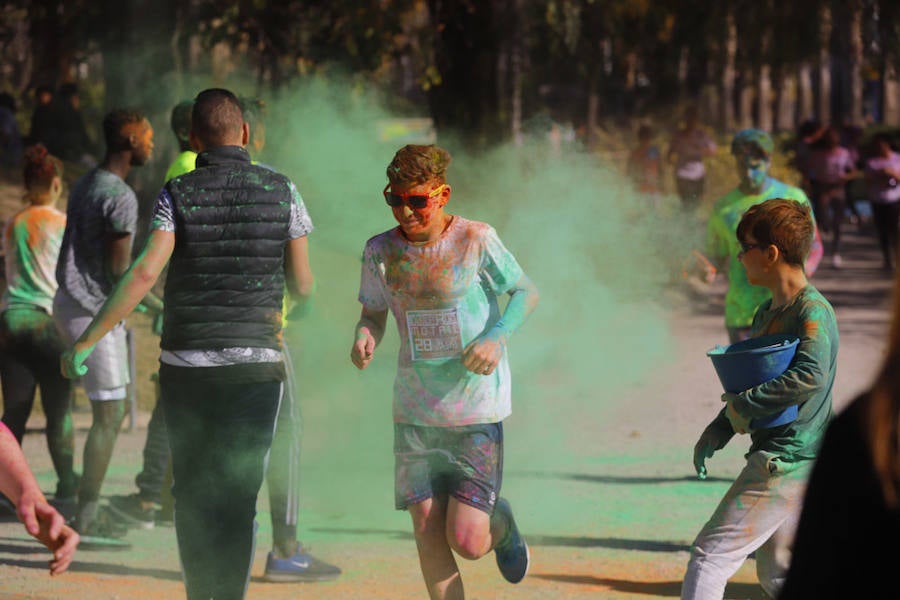 Han sido muchas las familias con niños que se han animado así a empezar el Día de Andalucía corriendo entre polvos de colores. En total, más de 4.000 personas