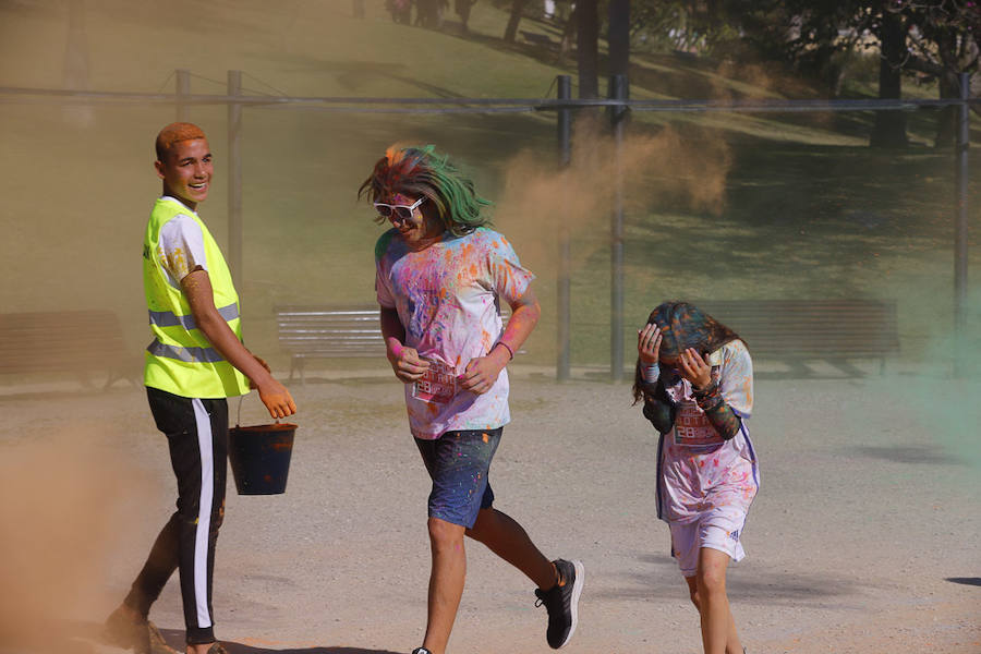 Han sido muchas las familias con niños que se han animado así a empezar el Día de Andalucía corriendo entre polvos de colores. En total, más de 4.000 personas