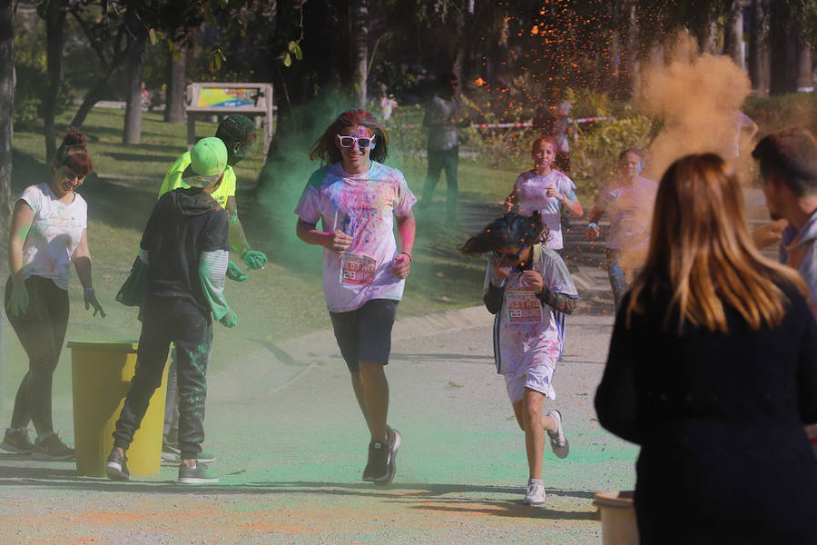 Han sido muchas las familias con niños que se han animado así a empezar el Día de Andalucía corriendo entre polvos de colores. En total, más de 4.000 personas