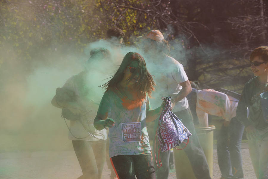 Han sido muchas las familias con niños que se han animado así a empezar el Día de Andalucía corriendo entre polvos de colores. En total, más de 4.000 personas