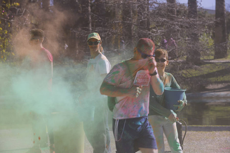 Han sido muchas las familias con niños que se han animado así a empezar el Día de Andalucía corriendo entre polvos de colores. En total, más de 4.000 personas