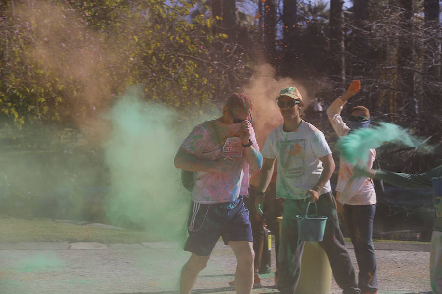 Han sido muchas las familias con niños que se han animado así a empezar el Día de Andalucía corriendo entre polvos de colores. En total, más de 4.000 personas