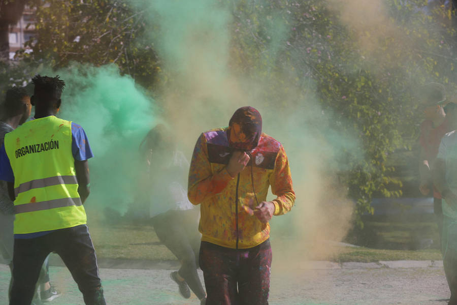 Han sido muchas las familias con niños que se han animado así a empezar el Día de Andalucía corriendo entre polvos de colores. En total, más de 4.000 personas