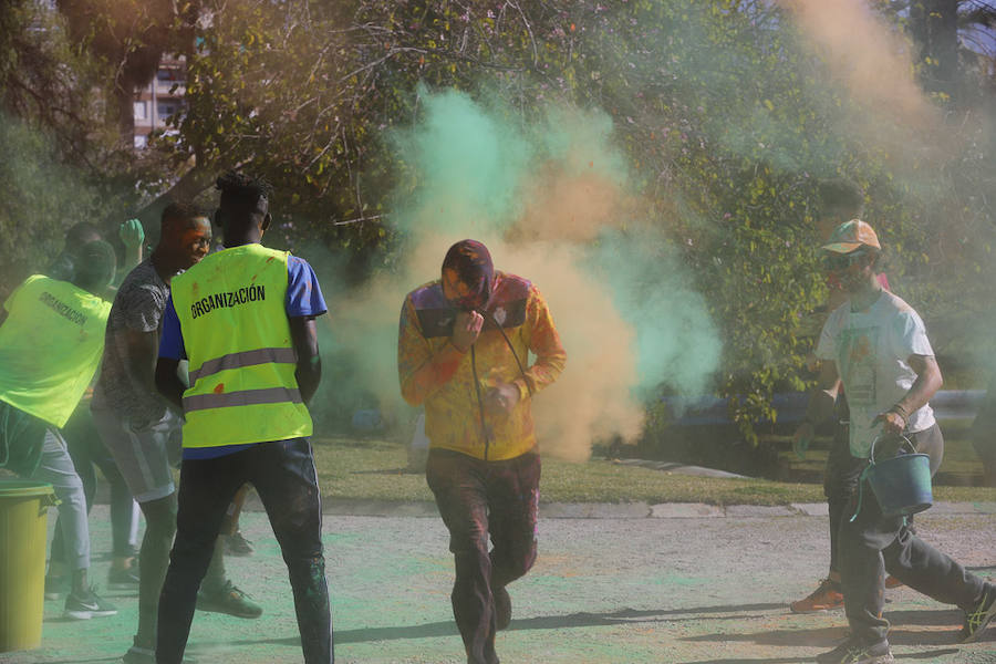 Han sido muchas las familias con niños que se han animado así a empezar el Día de Andalucía corriendo entre polvos de colores. En total, más de 4.000 personas