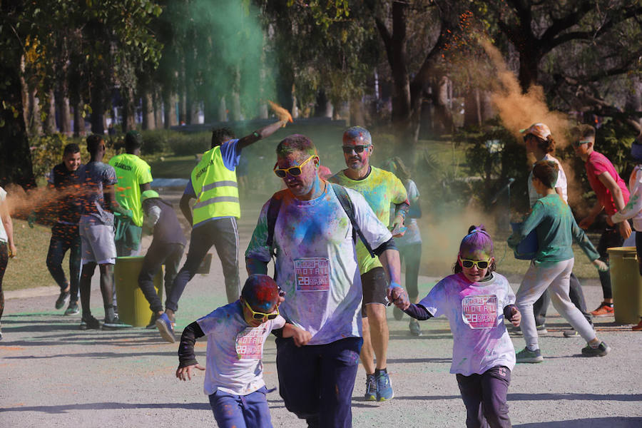 Han sido muchas las familias con niños que se han animado así a empezar el Día de Andalucía corriendo entre polvos de colores. En total, más de 4.000 personas