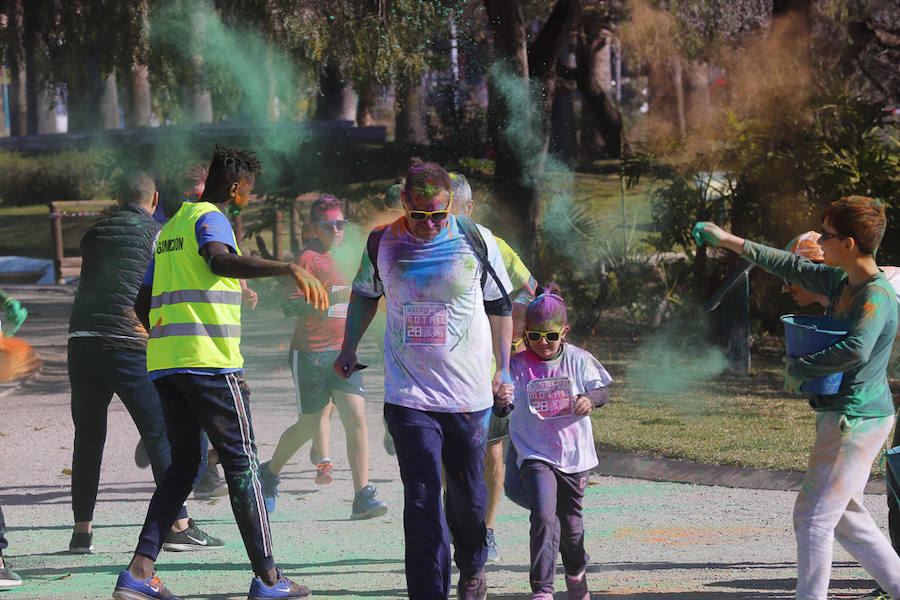 Han sido muchas las familias con niños que se han animado así a empezar el Día de Andalucía corriendo entre polvos de colores. En total, más de 4.000 personas