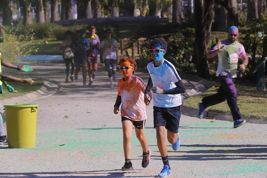 Han sido muchas las familias con niños que se han animado así a empezar el Día de Andalucía corriendo entre polvos de colores. En total, más de 4.000 personas