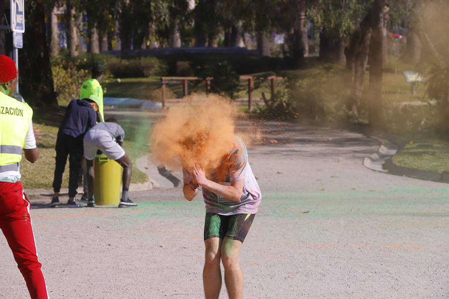 Han sido muchas las familias con niños que se han animado así a empezar el Día de Andalucía corriendo entre polvos de colores. En total, más de 4.000 personas