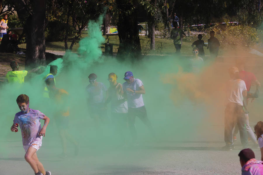 Han sido muchas las familias con niños que se han animado así a empezar el Día de Andalucía corriendo entre polvos de colores. En total, más de 4.000 personas