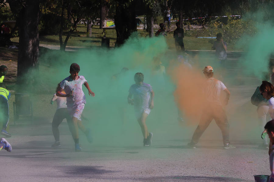 Han sido muchas las familias con niños que se han animado así a empezar el Día de Andalucía corriendo entre polvos de colores. En total, más de 4.000 personas