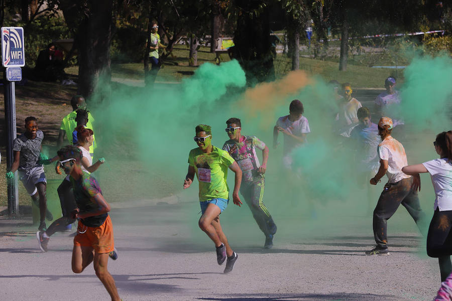 Han sido muchas las familias con niños que se han animado así a empezar el Día de Andalucía corriendo entre polvos de colores. En total, más de 4.000 personas