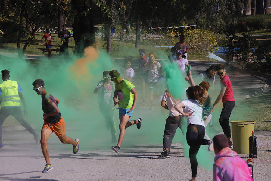 Han sido muchas las familias con niños que se han animado así a empezar el Día de Andalucía corriendo entre polvos de colores. En total, más de 4.000 personas