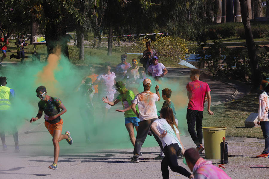 Han sido muchas las familias con niños que se han animado así a empezar el Día de Andalucía corriendo entre polvos de colores. En total, más de 4.000 personas