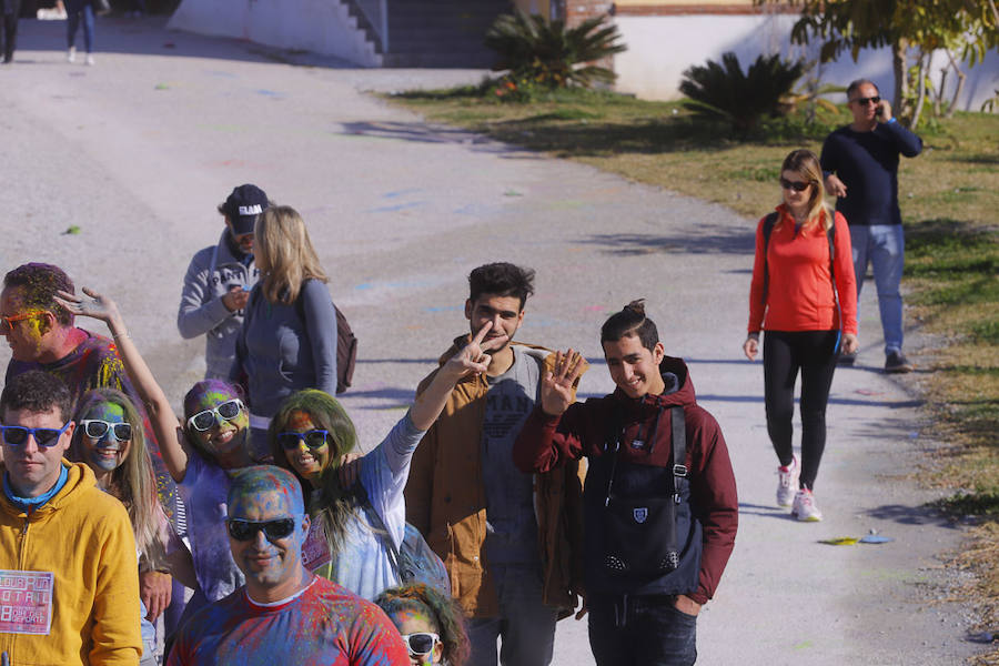 Han sido muchas las familias con niños que se han animado así a empezar el Día de Andalucía corriendo entre polvos de colores. En total, más de 4.000 personas