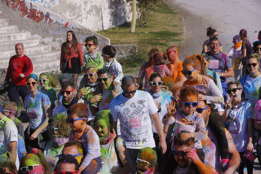 Han sido muchas las familias con niños que se han animado así a empezar el Día de Andalucía corriendo entre polvos de colores. En total, más de 4.000 personas