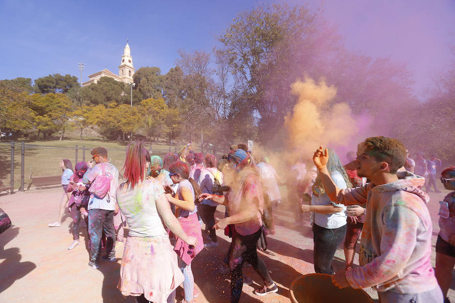 Han sido muchas las familias con niños que se han animado así a empezar el Día de Andalucía corriendo entre polvos de colores. En total, más de 4.000 personas