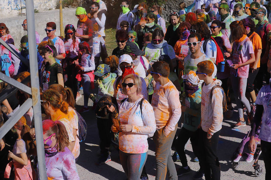 Han sido muchas las familias con niños que se han animado así a empezar el Día de Andalucía corriendo entre polvos de colores. En total, más de 4.000 personas