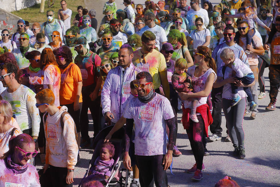 Han sido muchas las familias con niños que se han animado así a empezar el Día de Andalucía corriendo entre polvos de colores. En total, más de 4.000 personas