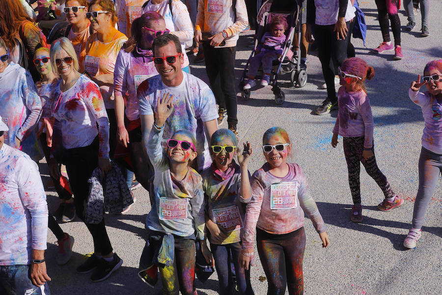 Han sido muchas las familias con niños que se han animado así a empezar el Día de Andalucía corriendo entre polvos de colores. En total, más de 4.000 personas