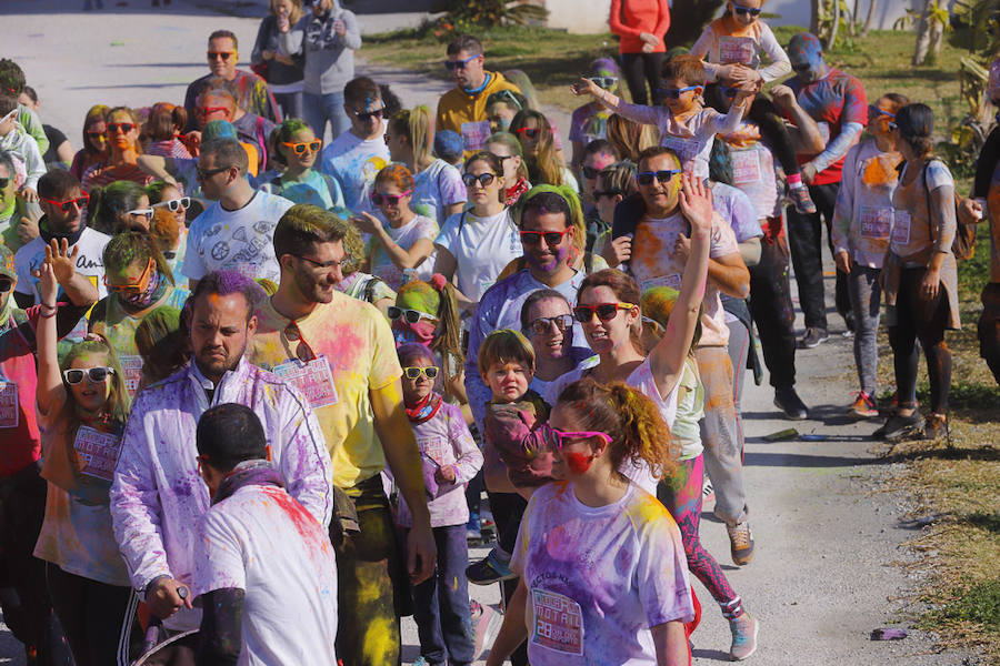 Han sido muchas las familias con niños que se han animado así a empezar el Día de Andalucía corriendo entre polvos de colores. En total, más de 4.000 personas