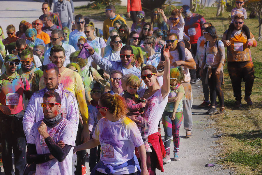 Han sido muchas las familias con niños que se han animado así a empezar el Día de Andalucía corriendo entre polvos de colores. En total, más de 4.000 personas