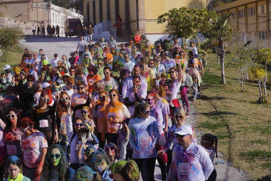 Han sido muchas las familias con niños que se han animado así a empezar el Día de Andalucía corriendo entre polvos de colores. En total, más de 4.000 personas